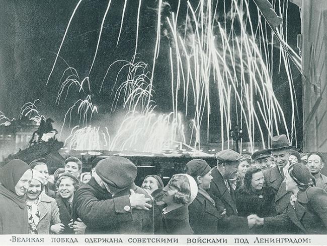 салют в день освобождения Ленинграда
